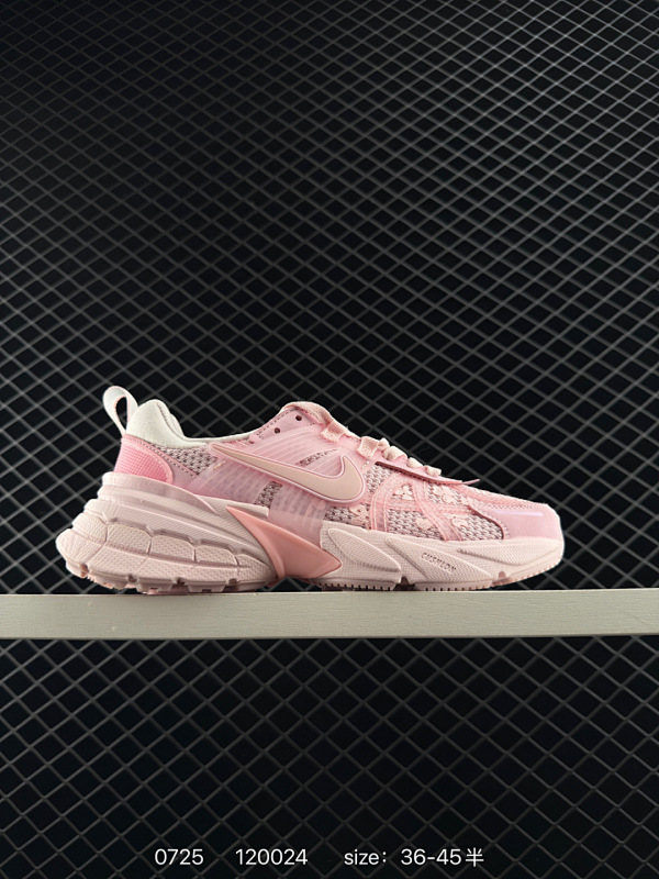 120 真标✅耐克NIKE V2K RUN跑步鞋复古风潮 网面透气运动鞋 灰银紧致的鞋面材质提供良好的包裹性鞋侧 Swoosh以及鞋头部分搭配增添不少亮点的镀铬细节鞋垫上印有Bill Bowerman