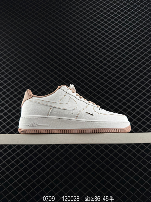 140 公司级✅耐克Nike AIR FORCE 1‘07 空军一号低帮百搭休闲运动板鞋。柔软、弹性十足的缓震性能和出色的中底设计，横跨复古与现代的外型结合，造就出风靡全球三十多年的Force 1。