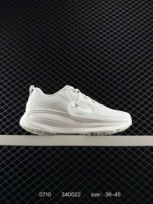 110 Nike VOMERO 18 耐克 舒适减震防滑 低帮跑步鞋 全掌ReactX泡绵中底 前掌和后跟还配备了Air Zoom气垫单元 据说跑起来更快更舒适哦 这次最大的升级点 首次引入了Reac