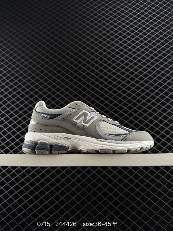 130 ✅New Balance 2002R 复古单品 热门复古鞋型New Balance 2002R 近日又曝出一款全新配色并释出官图 整双鞋采用棕色和米色主打 非常适合秋季 鞋身由网眼 绒面革和皮