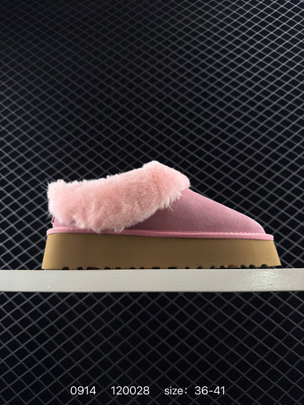 140 UGG/雪地靴  广东原产，采用TPU模压定型翻毛皮鞋面材质，内嵌人造卷曲羊毛毛绒里衬和鞋垫,保暖锁热，选用17毫米UGGPURE™ 植入式羊毛里衬与可拆卸的UGGPURE™ 植入式羊毛鞋垫，
