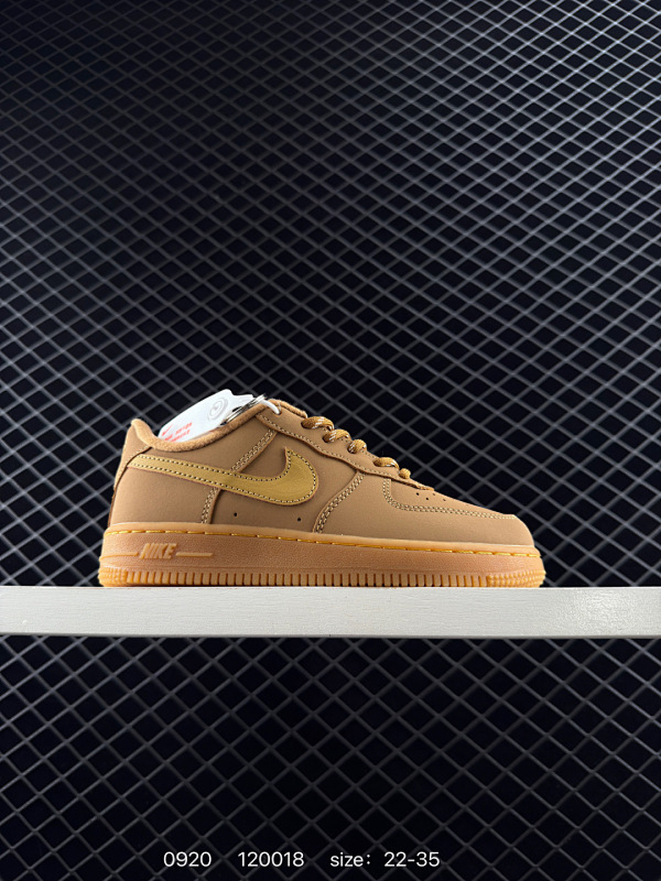 90 童鞋 耐克 Nike Air Force 1 ’07 空军一号低帮百搭休闲运动板鞋。柔软、弹性十足的缓震性能和出色的中底设计，横跨复古与现代的外型结合，造就出风靡全球三十多年的Force 1，直