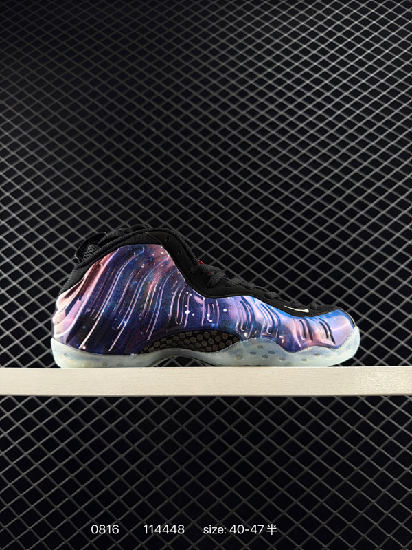 240 NIKE AIR FOAMPOSITE ONE 喷泡 喷泡，是一双内场的后卫战靴，97年1月份首期发行，使用FOAMPOSITE一次成型的喷塑鞋面，前掌单zoom后掌双zoom以碳板连接，外底