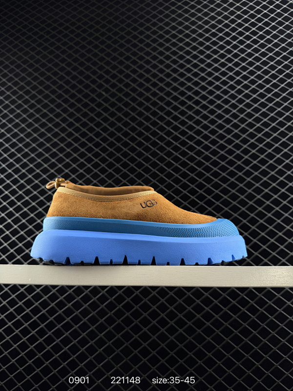 240 UGG/雪地靴 广东原产，升级原楦原纸版开发版型，采用TPU模压定型翻毛皮鞋面材质，选用17毫米UGGPURE™ 植入式羊毛里衬与可拆卸的UGGPURE™ 植入式羊毛鞋垫，包头式EVA轻翼科技