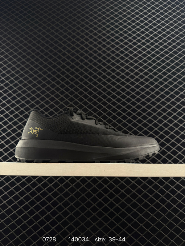 170 Arcteryx KONSEAL LT W  始祖鸟 此款鞋采用近几年比较流行的版型设计，外观时尚大气，鞋底采用耐磨的材质，穿上它，让您在平时生活和工作中都会感觉到舒适的体验 077218 4