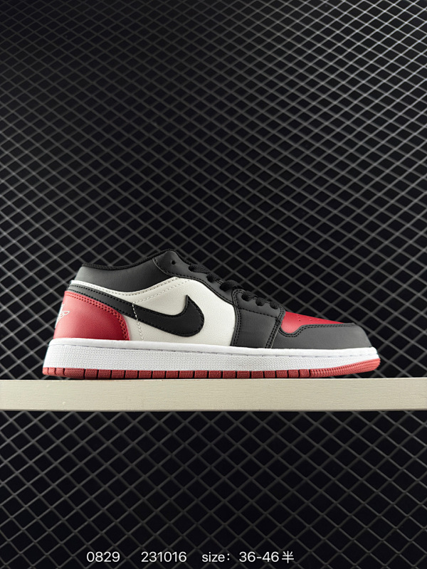 80 Air Jordan 1 Low "Sail" 低帮 帆白灰 AJ1 乔丹1代 aj1 乔1 低邦 米灰红 乔丹篮球鞋系列 鞋身整体以优质白色皮革面料打造，搭配灰色框架覆盖层，营造出十分低调又美