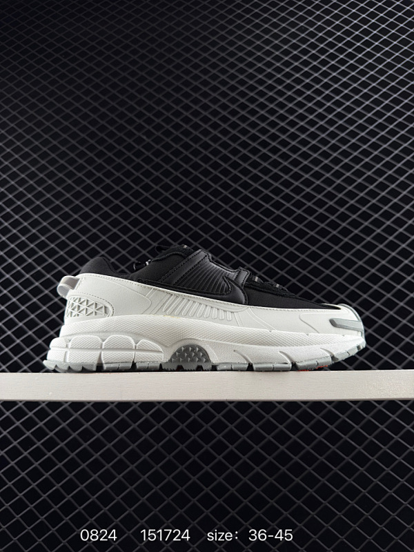 120 耐克Nike Zoom Vomero Roam 马拉松复古跑五代休闲运动慢跑鞋采用环保纤维革饰片组合网眼布鞋面材质 升级正确后跟TPU加固 耐弯折热塑框架支撑鞋身 中底搭载EVA轻量缓震 码数