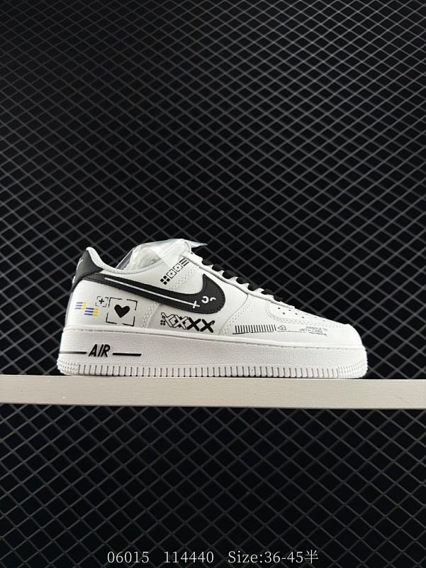 200 耐克Nike AIR FORCE 1‘07空军一号低帮百搭休闲运动板鞋。柔软、弹性十足的缓震性能和出色的中底设计，横跨复古与现代的外型结合，造就出风靡全球三十多年的Force 1。 货号：CW