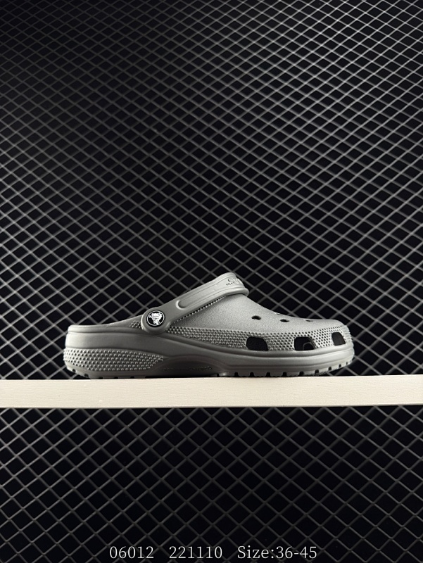 50 卡骆驰Crocs Classic Clog 卡骆驰系列休闲沙滩洞洞拖鞋凉鞋 超轻Croslite专利材料打造 鞋面更加耐用易清洗 该鞋款轻盈舒适 2002年 经典克骆格诞生 秉承外形简单 穿着舒