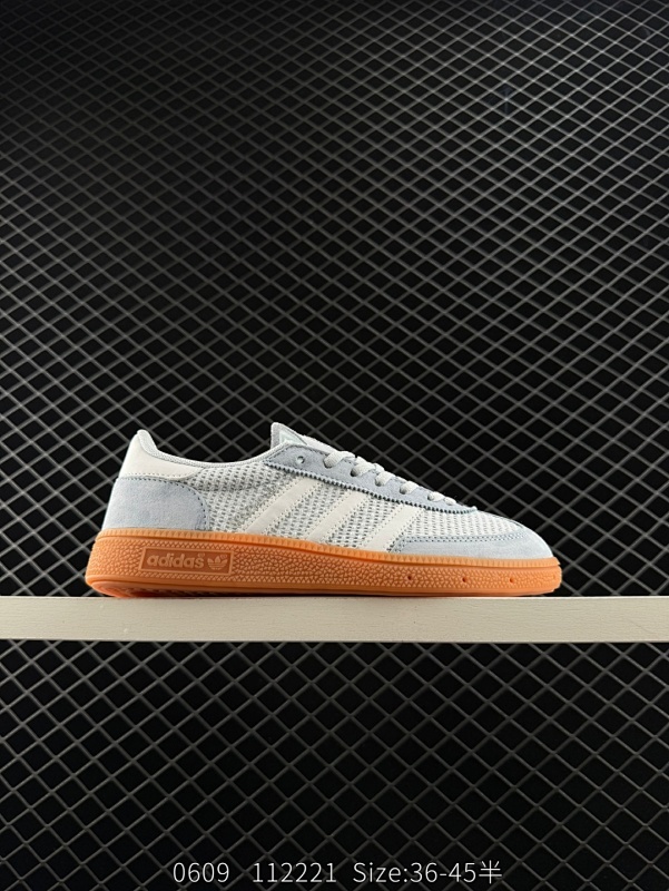 105 Adidas Handball Spezial 阿迪达斯经典款 复古休闲板鞋 全鞋采用反毛皮制作 牛筋耐磨大底  承载青春情怀的板鞋 经典三条杠装饰鞋侧  品牌辨识度清晰 官方货号：KI593