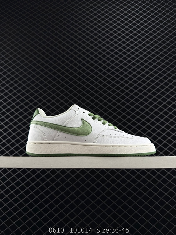 70 耐克Nike Court Vision Low 校园风低帮复古篮球板鞋男女运动鞋。延续80年代复古篮球鞋，添加学院风细节。皮革组合鞋面，利落风格，重现复古篮球风范。鞋头和两侧打孔透气，橡胶外底，