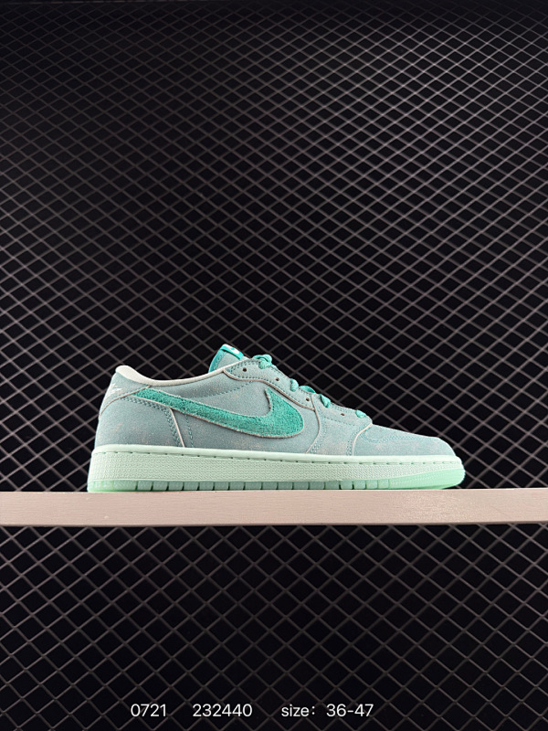 200 Air Jordan 1 Low 低帮  AJ1 乔丹1代 aj1 乔1 低邦  乔丹篮球鞋系列 采用、灰色配色方案，整双鞋采用黑色皮革鞋面，网眼鞋舌和两侧Swoosh Logo有光泽的爬行动