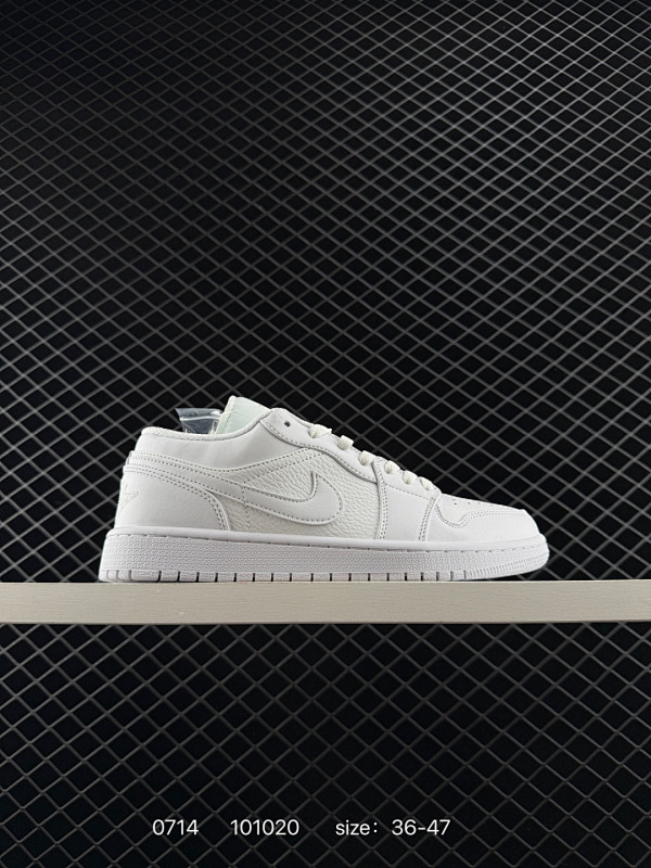 100 【真标】耐克 乔丹Air Jordan 1 Low AJ1 乔1 乔丹1代aj1 低帮复古文化休闲运动篮球鞋。从1985 年面世的元年款汲取设计灵感，采用简洁大方的经典外观，熟悉中带一抹新颖。