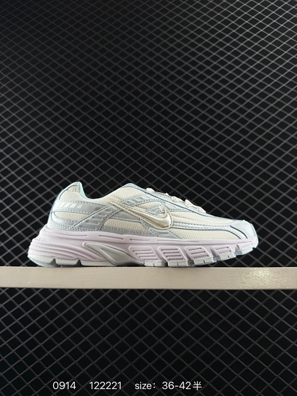 105 真标 带半码 NIKE INITIAOR 复古单品 专为实现舒适畅跑而打造，Nike lnitiator跑步鞋采用透气鞋面，巧搭轻量中底，提供轻盈减震防护效果动态支撑减震防滑耐磨透气 低帮 休