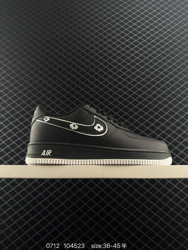 115 耐克 Nike Air Force 1 ’07 空军一号低帮百搭休闲运动板鞋。柔软、弹性十足的缓震性能和出色的中底设计，横跨复古与现代的外型结合，造就出风靡全球三十多年的Force 1，直