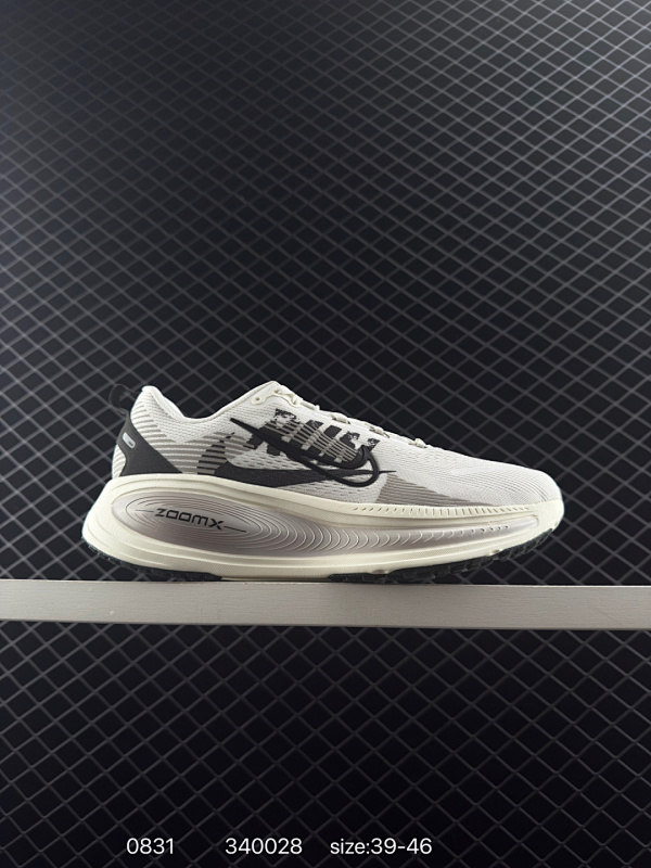 140 Nike VOMERO 18 RUN 耐克 舒适减震防滑 低帮跑步鞋 全掌ReactX泡绵中底 前掌和后跟还配备了Air Zoom气垫单元 据说跑起来更快更舒适哦 这次最大的升级点 首次引入了