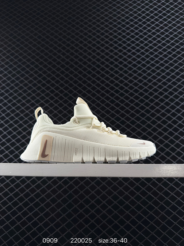 125 Nike/耐克  Nike Free Metcon 6 男女训练鞋，采用差异化泡棉结构设计，后跟部位使用高密度泡棉提升稳固支撑性，前足区域则通过弹性泡棉优化高强度运动时的缓冲性能。鞋身配备透气