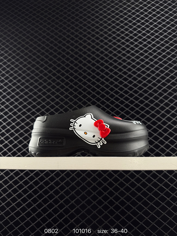 80 J版AdiFOM Stan Smith Mule 阿迪防滑耐磨轻便 穆勒厨师鞋  轻松脚感 一穿即走 这款拖鞋旨在致敬经典的Stan Smith 简约鞋面和后跟细节灵感源于原版 并通过厚实的比例