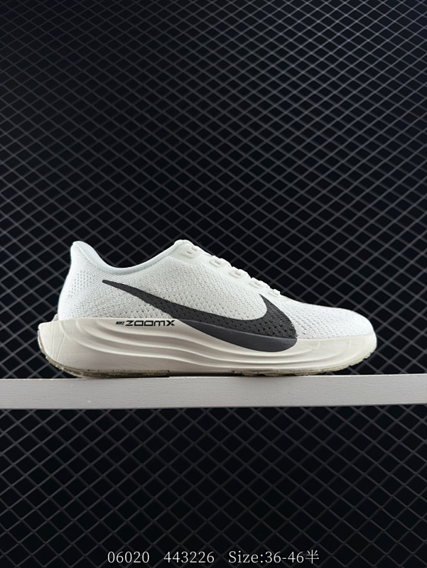 130 Nike/耐克 男女鞋真标半码制，升级原楦原纸版数据开发，采用弹性 Flyknit 飞织鞋面材质，内里嵌入定型海绵，全掌型 ZoomX 泡绵中底，外置防滑耐磨橡胶底片❗竞训神鞋飞马Plus回归