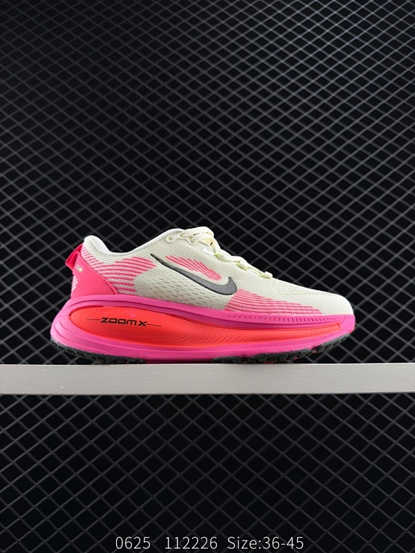 130 公司级✅Nike VOMERO 18 耐克 舒适减震防滑 低帮跑步鞋 全掌ReactX泡绵中底 前掌和后跟还配备了Air Zoom气垫单元 据说跑起来更快更舒适哦 这次最大的升级