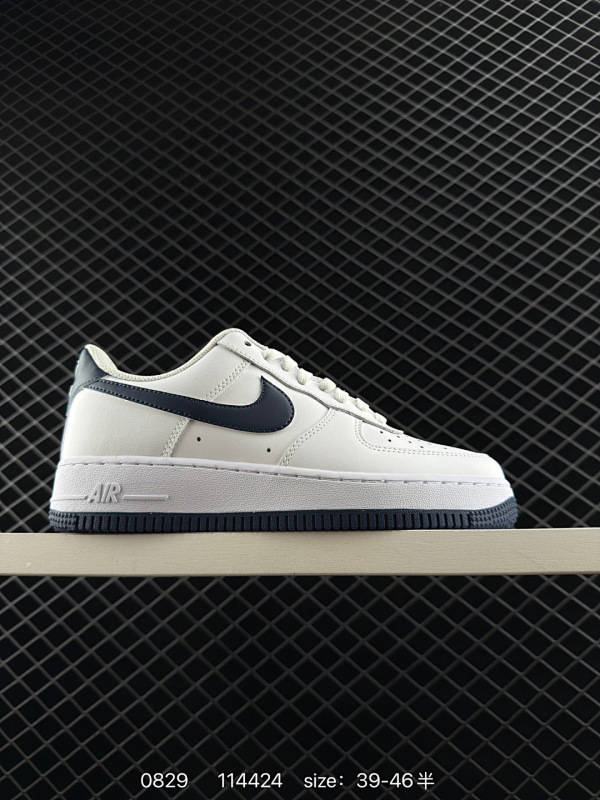 120 耐克Nike AIR FORCE 1‘07 空军一号低帮百搭休闲运动板鞋。柔软、弹性十足的缓震性能和出色的中底设计，横跨复古与现代的外型结合，造就出风靡全球三十多年的Force 1  尺码：3