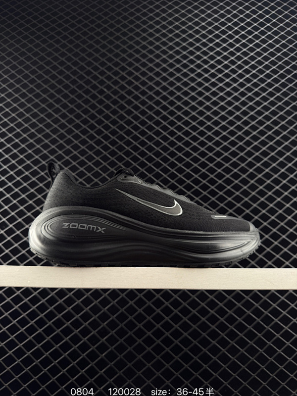 140 耐克Nike VOMERO Plus 耐克 舒适减震防滑 低帮跑步鞋全掌ReactX泡绵中底 前掌和后跟还配备了Air Zoom气垫单元 据说跑起来更快更舒适哦 这次最大的升级点 首次引入了R