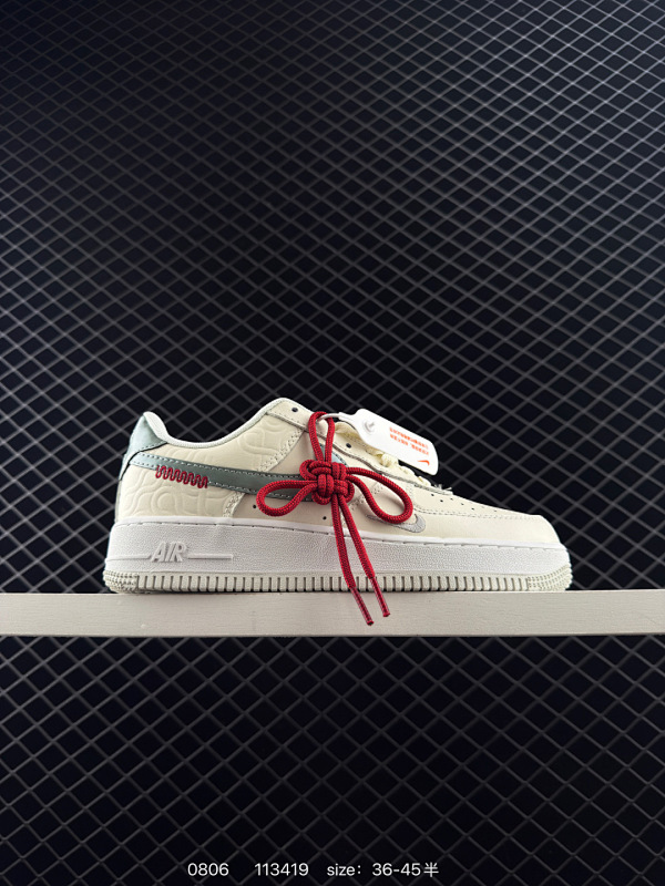 95 耐克 Nike Air Force 1 ‘07 Low 空军一号含气垫 中国结鞋带 小白鞋 低帮百搭厚底增高休闲运动板鞋。柔软、弹性十足的缓震性能和出色的中底设计，横跨复古与现代的外型结合，造就