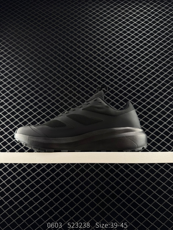 190 ✅Arcteryx始祖鸟 NORVAN LD 3覆盖低帮户外登山徒步鞋 特有的独立衬垫 穿着更合脚 带有Gore-Tex防水内衬 提供透气性和防风雨性能 同时内靴带有橡胶平底 与外靴分离后可单