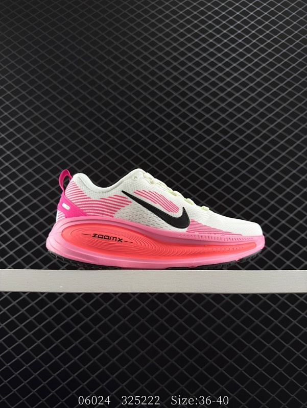 110 公司级✅Nike VOMERO 18 耐克 舒适减震防滑 低帮跑步鞋 全掌ReactX泡绵中底 前掌和后跟还配备了Air Zoom气垫单元 据说跑起来更快更舒适哦 这次最大的升级点 首次引入了