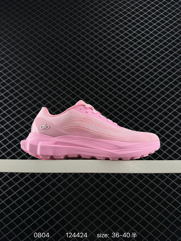 120 Alo Runner Mode 人气单品  舒适简约防滑耐磨低帮休闲板鞋 公司级  Alo Yoga于2007年创立于洛杉矶 意在传播有意识的运动，同时激发人们的健康意识与创造力 品牌的核心理