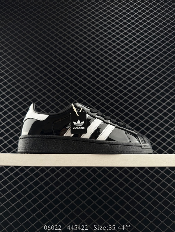 110 AD Originals Superstar 经典复古贝壳头板鞋 诞生于1969年 是第一双将全皮面鞋 身与橡胶鞋头结合在一起的低帮篮球鞋 Superstar最开始 是作为高帮篮球鞋Pro M