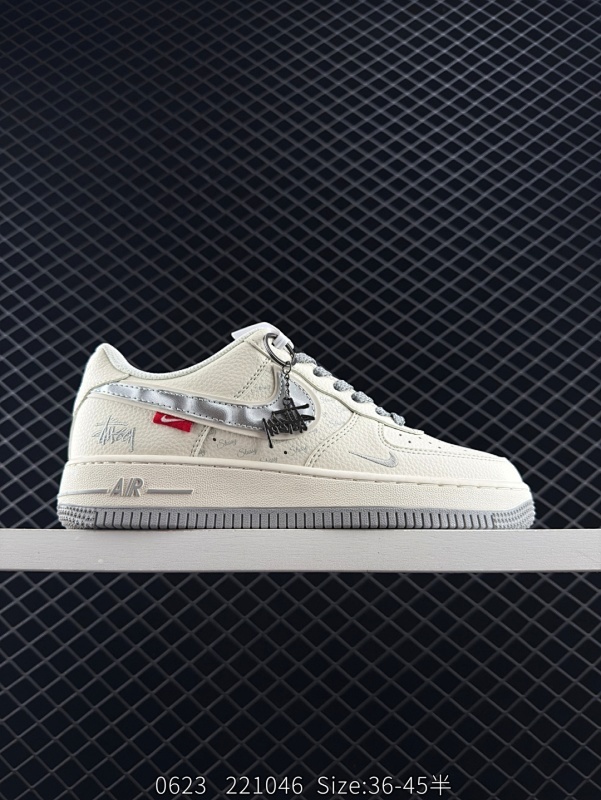 230 耐克 Nike Air Force 1 ’07 空军一号低帮百搭休闲运动板鞋。柔软、弹性十足的缓震性能和出色的中底设计，横跨复古与现代的外型结合，造就出风靡全球三十多年的Force 1，直到今