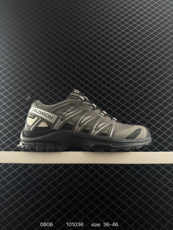 180 ❤️SLM XA PRO 3D灰黑月 户外越野跑鞋 鞋面采用SENSIFIT贴合技术 全方位贴合包裹脚型 鞋跟部鞋底牵引设计 提供强大的抓地性能 更适应野外崎岖不平的道路 其3D ADVANC