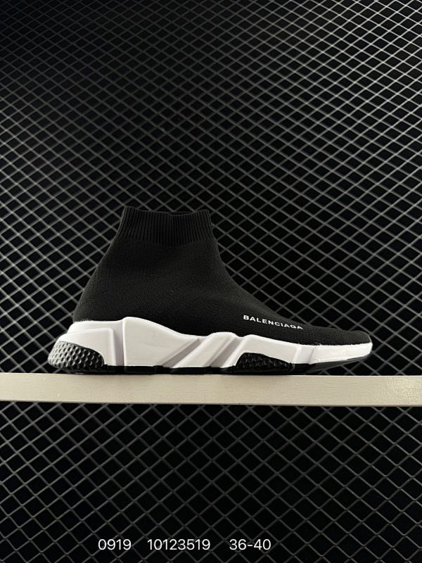 95 广东原厂‼️巴黎世家Balenciaga 巴黎袜子鞋 太多的词汇来形容这款鞋子了 轻便 舒适穿着方便让它备受青睐 更是各大明星们的最爱 如果说之前的袜子鞋不够运动 那么这双春秋新款 增加了气垫的