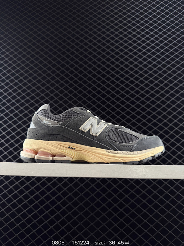 120 公司级✅New Balance 2002R 复古单品 热门复古鞋型New Balance 2002R，近日又曝出一款全新配色并释出官图。整双鞋采用棕色和米色主打，非常适合秋季。鞋身由网眼、绒面