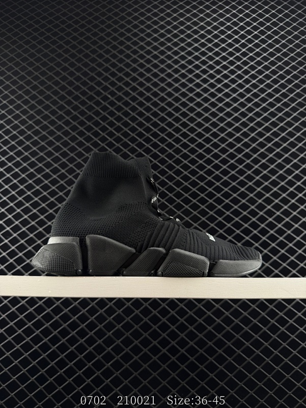 105 巴黎世家Balenciaga 巴黎袜子鞋 太多的词汇来形容这款鞋子了 轻便 舒适穿着方便让它备受青睐 更是各大明星们的最爱 如果说之前的袜子鞋不够运动 那么这双20春季新款 增加了气垫的设计更