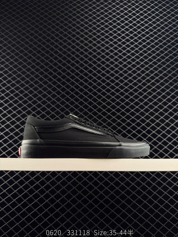 90 Vans Old Skool White  纯白低帮休闲硫化板鞋 诞生于1977年的Old Skool是Vans历久弥坚的标志性鞋款。OldSkool最具特色之处就是侧身的标志性的波浪波浪线条,