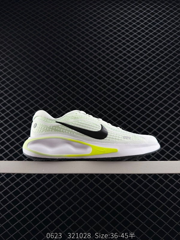 140 公司级✅Nike Journey Run 跑步鞋  使用了新型的缓震材料 脚感偏韧 后跟有加厚的海绵填充 鞋子前掌和后掌做了加宽设计  增加了跑步时的稳定性 织物加网纱的鞋面极好的透气性 官方