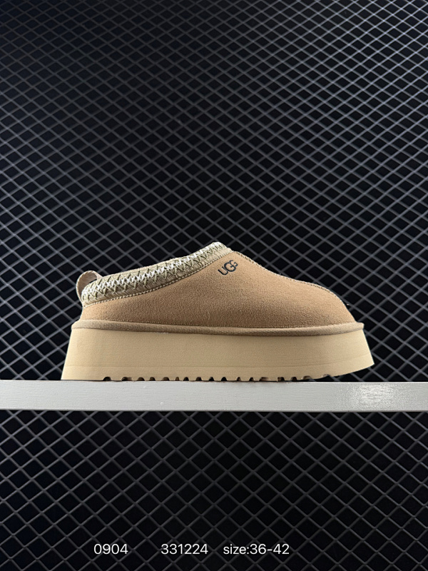 120 UGG/雪地靴 新奇系列 原楦原纸版开发版型，采用TPU模压定型翻毛皮鞋面材质，内嵌人造卷曲羊毛毛绒里衬和鞋垫,保暖锁热，选用17毫米UGGPURE™ 植入式羊毛里衬与可拆卸的UGGP