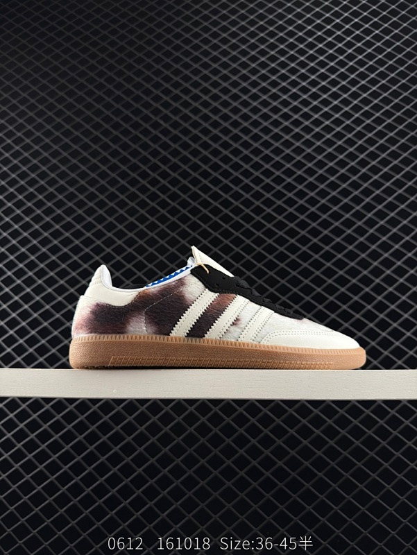 90 阿迪达斯Addis Original Samba OG 复古单品复古桑巴板鞋 这款桑巴鞋展示了高质量的工艺 带有装饰的超锁缝制和无缝的手感 柔软、柔软的皮革造型和标志性的3条纹完成了精致的外观