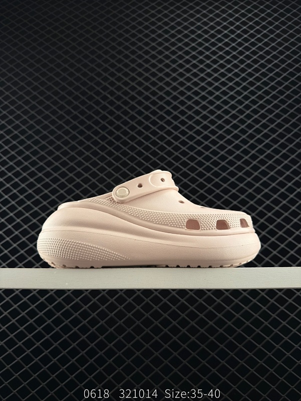 70 卡骆驰 泡芙Crocs Classic Clog 卡骆驰系列休闲沙滩洞洞拖鞋凉鞋 超轻Croslite专利材料打造 鞋面更加耐用易清洗 该鞋款轻盈舒适 2002年 经典克骆格诞生 秉承外形简单