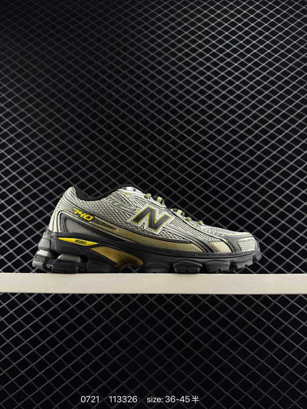 130 New Balance MR740 NB新百伦系列复古老爹风休闲运动慢跑鞋。采用轻质牛剖革拼接透气网眼衬垫织物鞋面材质 T-Beam大底提供足步弓支撑 保持步态稳定，后跟搭载外露缓震胶，鞋身整