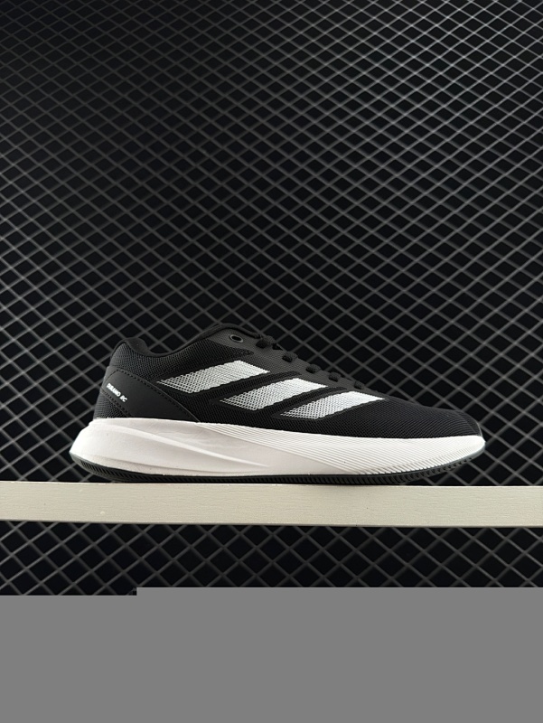 130 【新品】阿迪达斯 Adidas DURAMO RC训练备赛轻盈跑步运动鞋男女同款2025年新款 厚底增高老爹鞋，这双跑步鞋的鞋面采用了合成革、PU和织物材料。这样混合材质的设计不仅提升了鞋