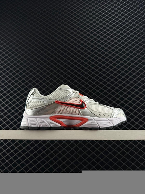 140 耐克Nike V5 RNR 公司级舒适百搭防滑耐磨 低帮跑步鞋 舒适有型适合日常穿着  该鞋款延续千禧年经典设计搭载泡绵中底厚实而轻盈  匠心细节巧搭立