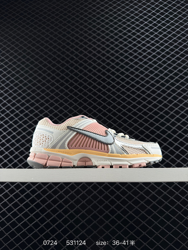 120 耐克Nike Zoom Vomero 5 SP 佛莫罗5代系列经典复古休闲运动慢跑鞋  货号：HF1877 001 尺码：36-41带半码 编码：531124  详情          ¥ 1