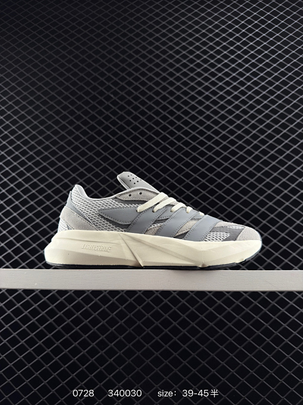 150 公司级✅Adidas LIGHTBLAZE 舒适防滑 新款阿迪达斯低帮跑步鞋 极致轻盈的Lightweight Upper设计 带来近乎裸足的舒适体验 中底采用尖端科技 Lightstrike