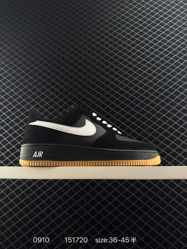 100 耐克Nike Air Force 1 Low  空军一号低帮百搭休闲运动板鞋。柔软、弹性十足的缓震性能和出色的中底设计，横跨复古与现代的外型结合，造就出风靡全球三十多年的Force 1 尺码：