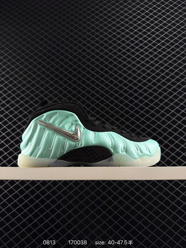 190 NIKE AIR FOAMPOSITE ONE 喷泡 喷泡，是一双内场的后卫战靴，97年1月份首期发行，使用FOAMPOSITE一次成型的喷塑鞋面，前掌单zoom后掌双zoom以碳板连接，外底