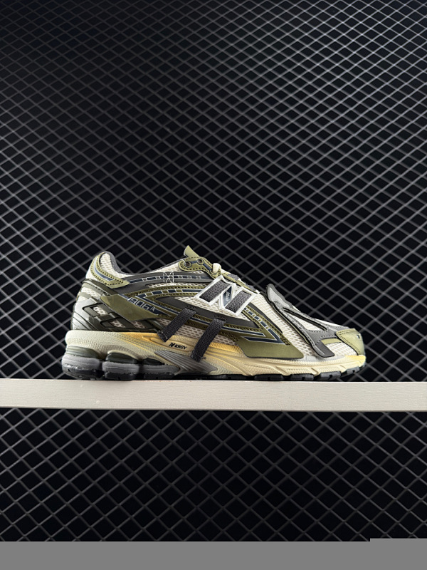 150 【公司级】新百伦 New Balance M1906系列 复古运动鞋单品宝藏老爹鞋款。作为NB最经典的档案鞋型之一，与2002一样，1906有着NB最成熟的技术加持和复古款式，而本次推出的版本