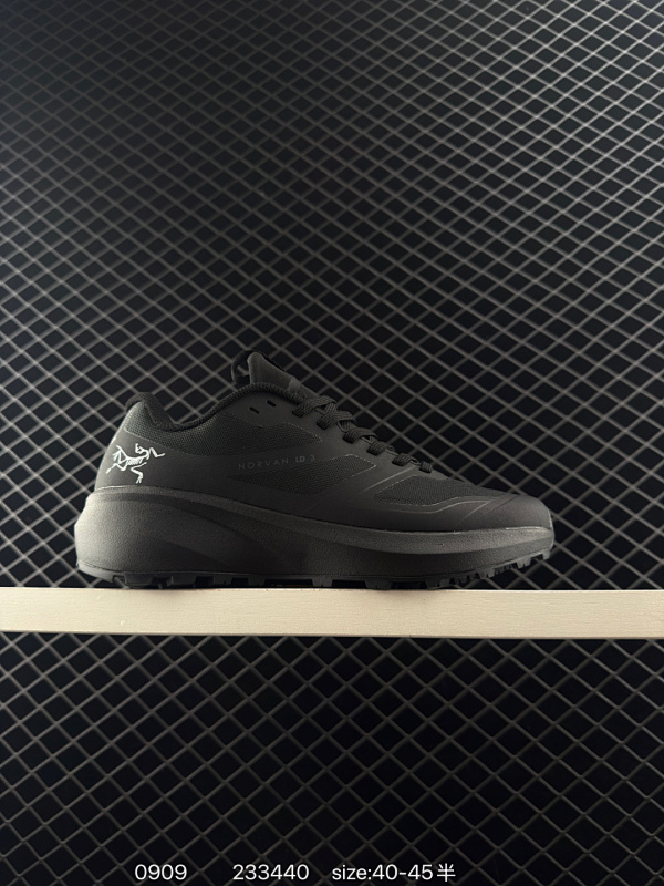 200  男女鞋原楦原纸版开发版型，采用防撕裂单层Spacermesh富有弹力鞋面材质，内嵌加厚增高缓震PU发泡鞋垫，外置vibram黄金耐磨锯齿外底❗️侃爷力推+日常通勤两不误！加拿大户外服饰品牌/